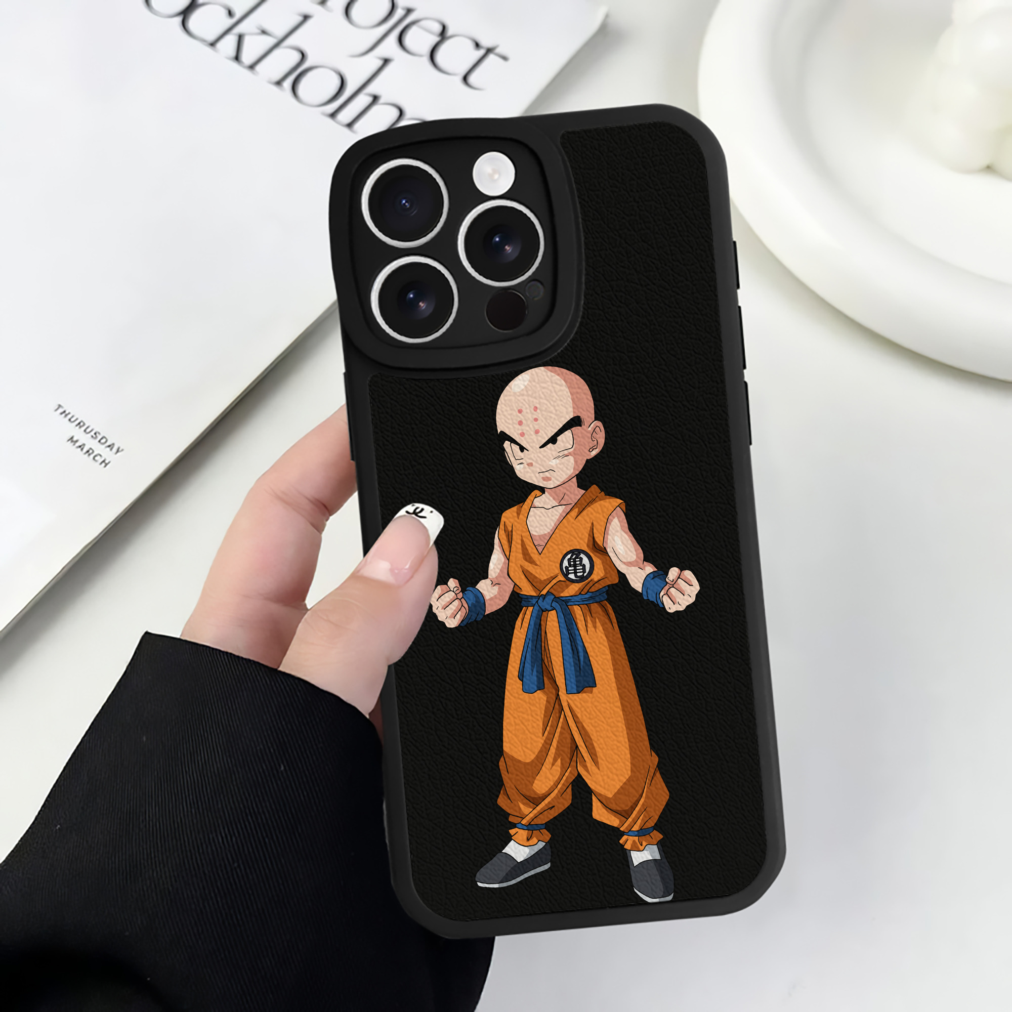 （画像用） ドラゴンボール クリリン DRAGON BALL krillin 【iPhone 16シリーズ対応】シリコンスマホケース（レザー調） 材質：シリコン